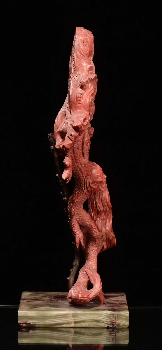 Corallo Scolpito a Guisa di Drago con Volti di Saggi, Base in Legno, Cina, Inizio XX Secolo
