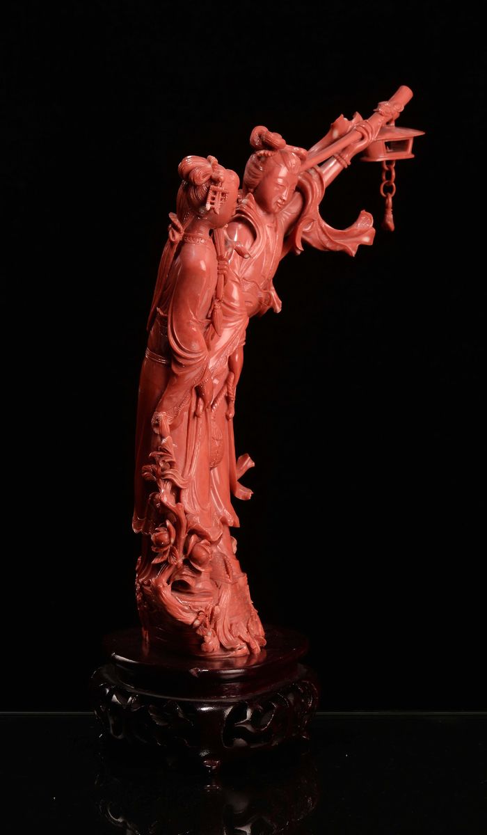 Gruppo in Corallo Raffigurante Due Guanyin, Cina, Dinastia Qing, Fine XIX Secolo