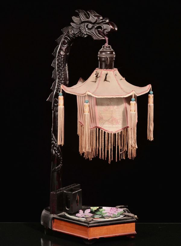Lampada in stoffa e legno scolpito a guisa di dragone, Cina, inizio XX secolo