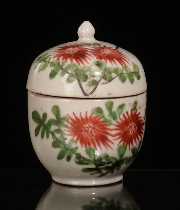 A small polychrome pocelain potiche and cover depicting flowers, China, early 20th century