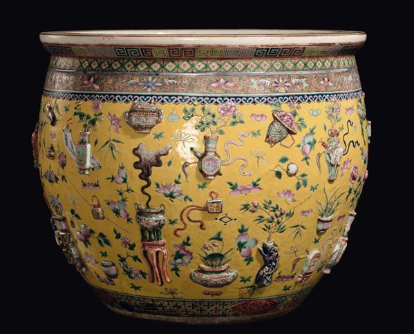 Grande ed importante vasca da pesci in porcellana a fondo giallo con elementi a rilievo, Cina, Dinastia Qing, epoca Daoguang (1821-1850)