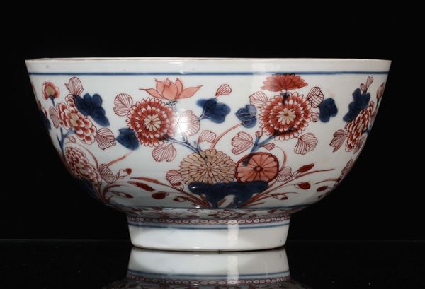 Ciotola in porcellana policroma con decoro floreale, Cina, inizio XX secolo