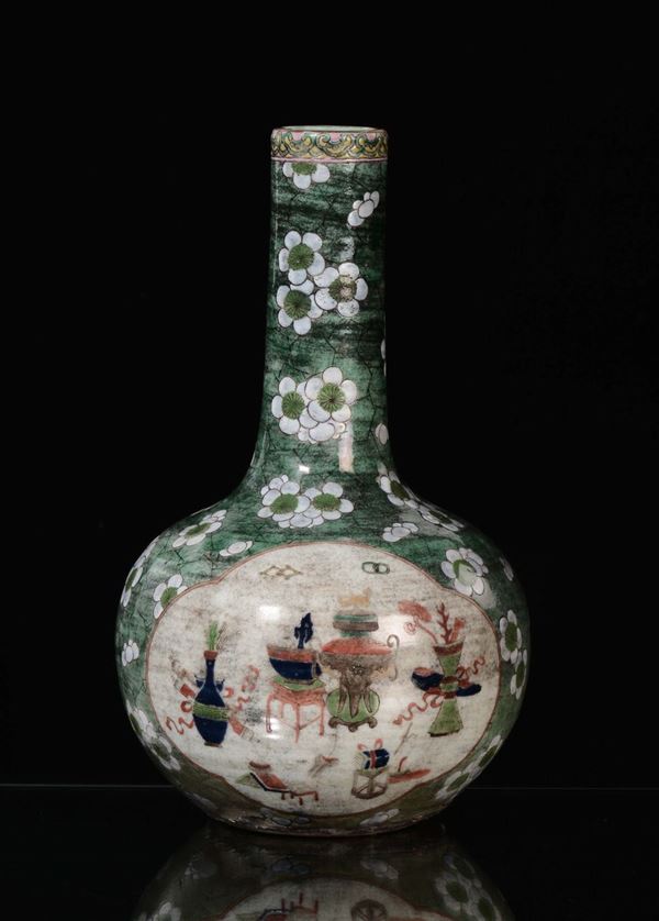 Vaso in porcellana a sfondo verde con decorazione di fiori, Cina, inizio XX secolo