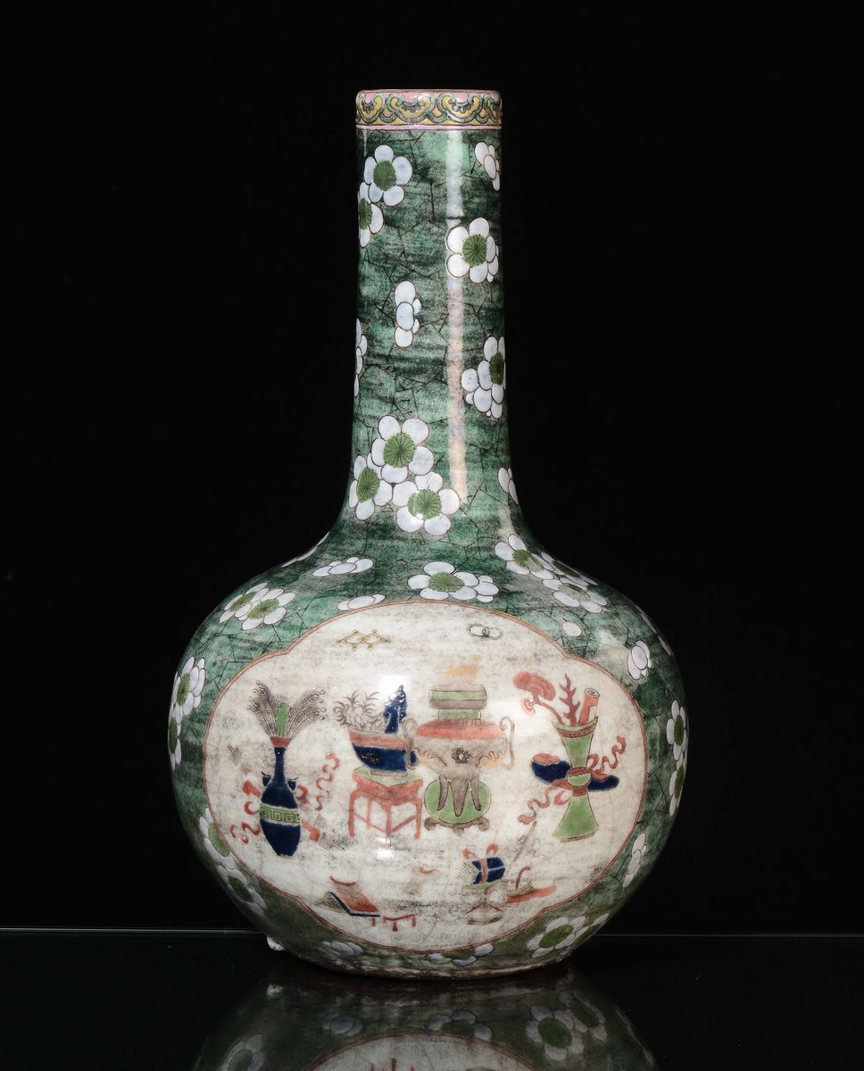Vaso in Porcellana a Sfondo Verde con Decorazione di Fiori, Cina, Inizio XX Secolo