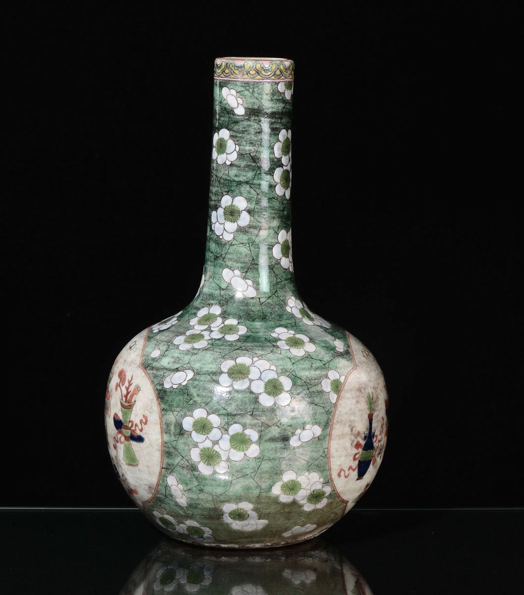 Vaso in Porcellana a Sfondo Verde con Decorazione di Fiori, Cina, Inizio XX Secolo