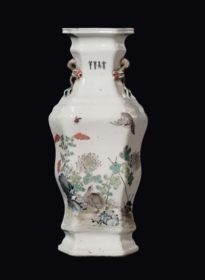 Vaso in Porcellana Policroma con Volatili a Piccole Iscrizioni, Cina, Dinastia Qing, Fine XIX Sec...