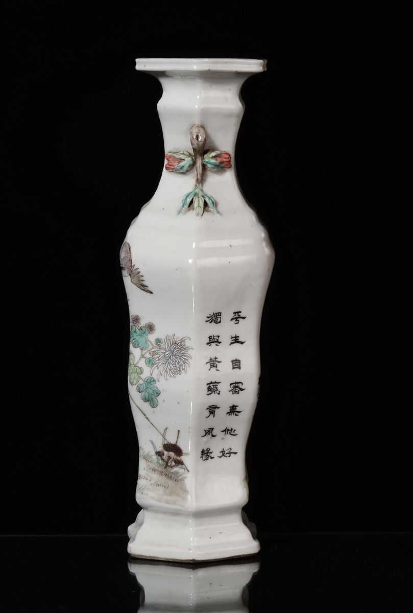 Vaso in Porcellana Policroma con Volatili a Piccole Iscrizioni, Cina, Dinastia Qing, Fine XIX Sec...
