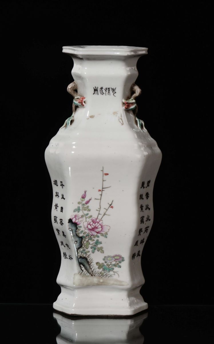 Vaso in Porcellana Policroma con Volatili a Piccole Iscrizioni, Cina, Dinastia Qing, Fine XIX Sec...