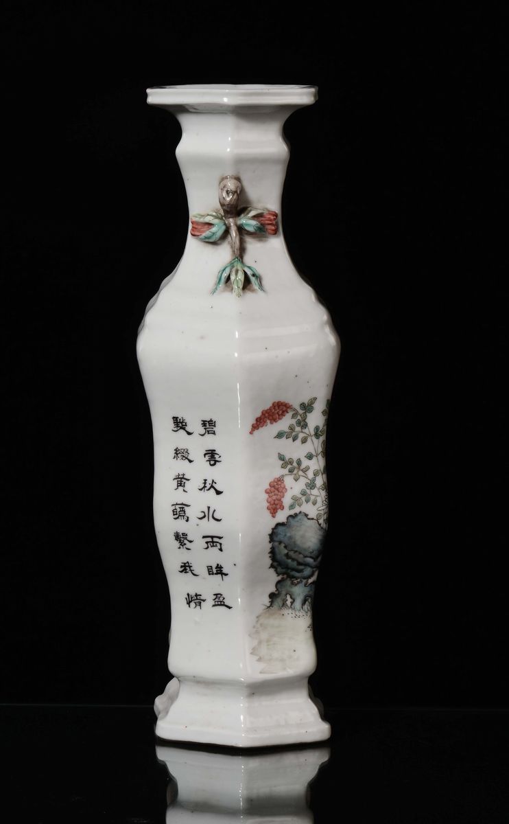 Vaso in Porcellana Policroma con Volatili a Piccole Iscrizioni, Cina, Dinastia Qing, Fine XIX Sec...