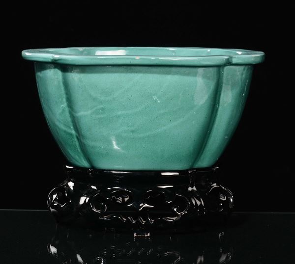 Cachepot in porcellana monocroma verde, Cina, XX secolo
