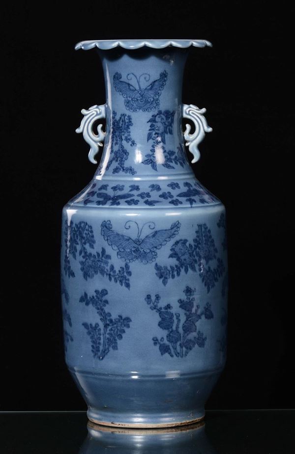 Vaso in porcellana a sfondo blu a doppia ansa con raffigurazioni di farfalle, Cina, Repubblica, XX se [..]
