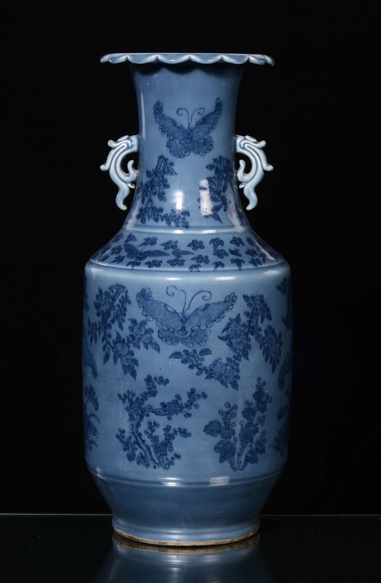 Vaso in Porcellana a Sfondo Blu a Doppia Ansa con Raffigurazioni di Farfalle, Cina, Repubblica, X...