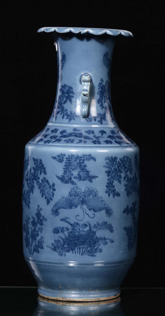 Vaso in Porcellana a Sfondo Blu a Doppia Ansa con Raffigurazioni di Farfalle, Cina, Repubblica, X...