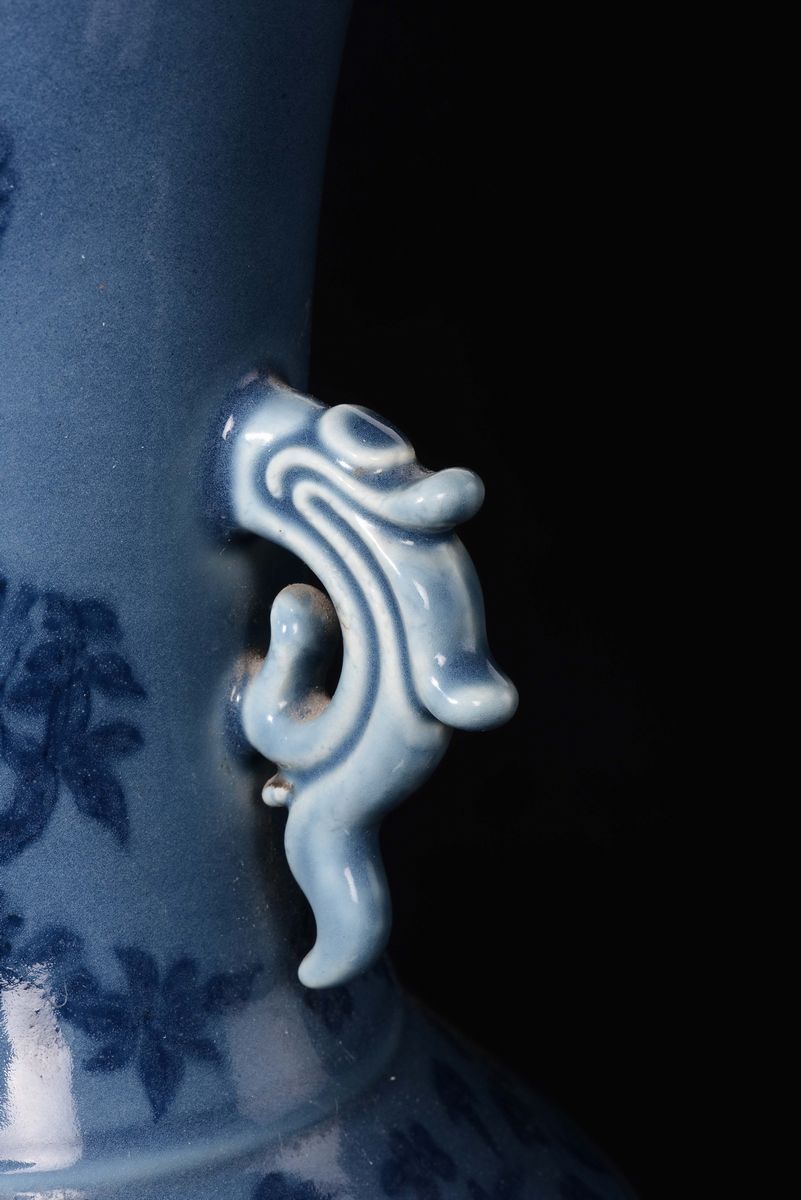 Vaso in Porcellana a Sfondo Blu a Doppia Ansa con Raffigurazioni di Farfalle, Cina, Repubblica, X...