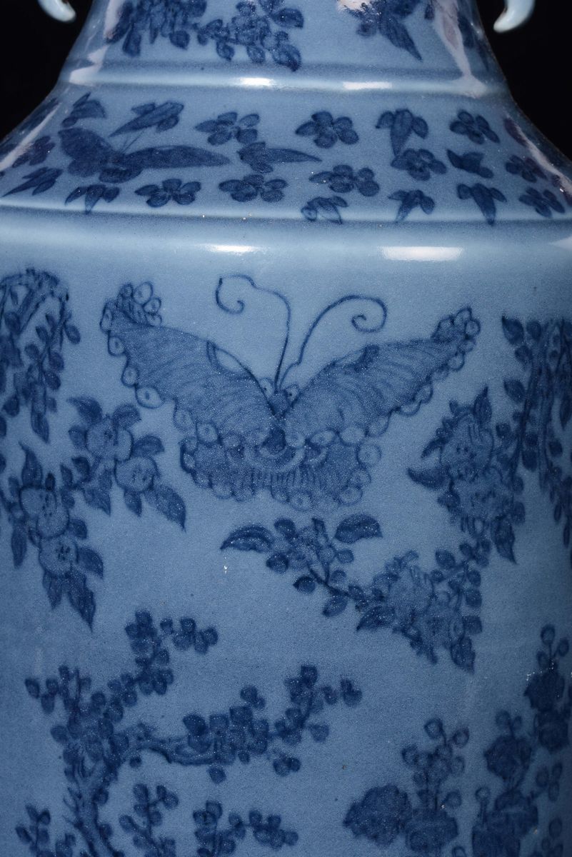 Vaso in Porcellana a Sfondo Blu a Doppia Ansa con Raffigurazioni di Farfalle, Cina, Repubblica, X...