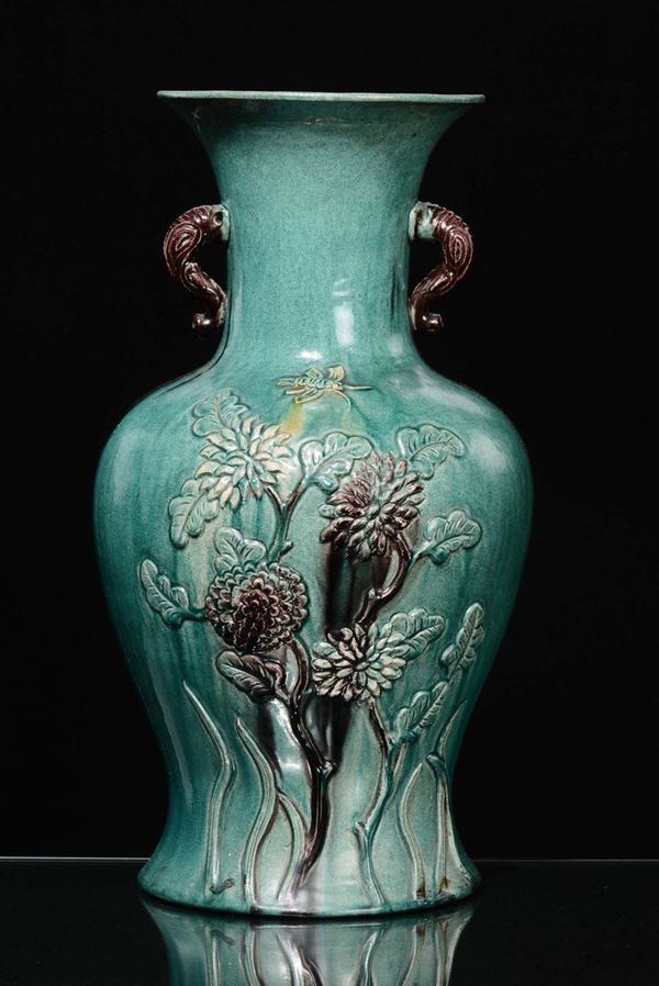 Vaso in porcellana a sfondo verde con motivi vegetali a rilievo, Cina, Dinastia Qing, XIX secolo