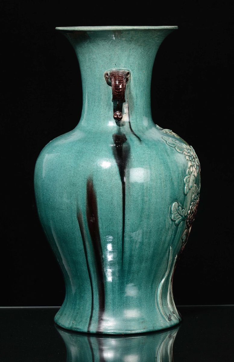 Vaso in Porcellana a Sfondo Verde con Motivi Vegetali a Rilievo, Cina, Dinastia Qing, XIX Secolo