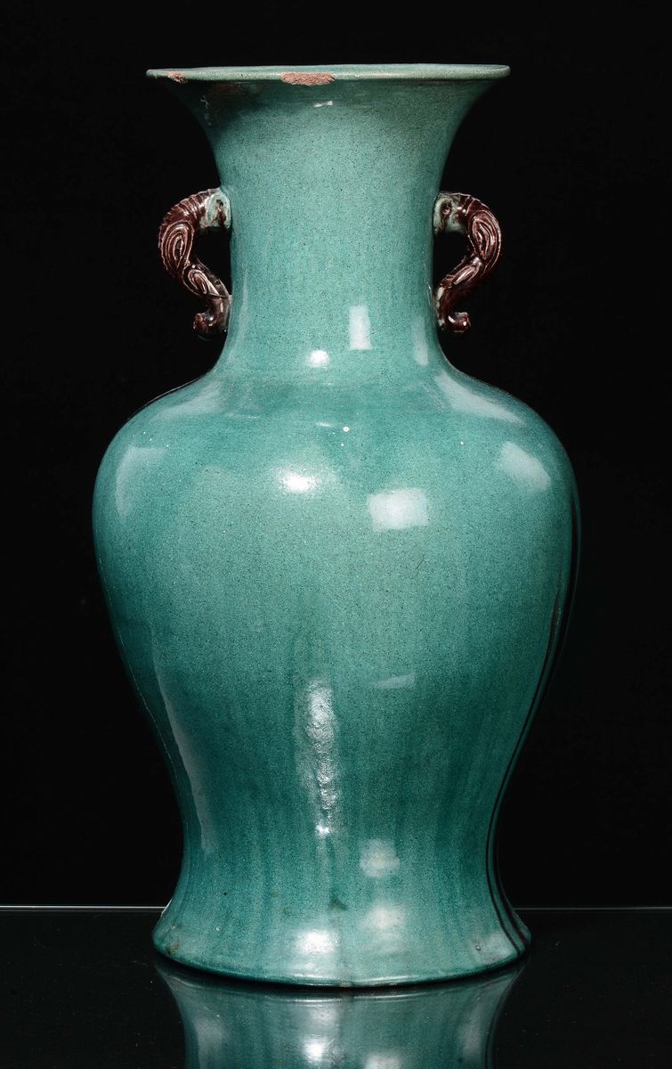 Vaso in Porcellana a Sfondo Verde con Motivi Vegetali a Rilievo, Cina, Dinastia Qing, XIX Secolo