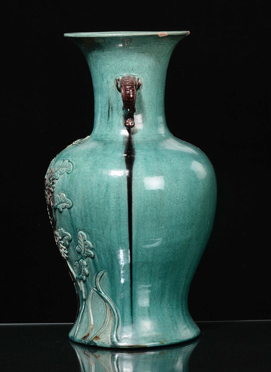 Vaso in Porcellana a Sfondo Verde con Motivi Vegetali a Rilievo, Cina, Dinastia Qing, XIX Secolo