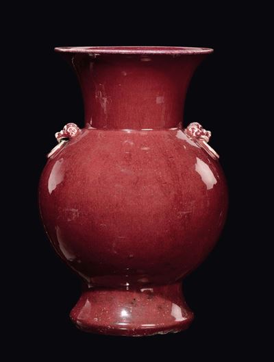 Vaso in Porcellana Monocroma Sangue di Bue con Anse a Mascheroni, Cina, Dinastia Qing, Inizio XIX...