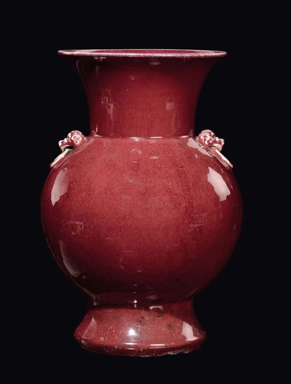 Vaso in porcellana monocroma sangue di bue con anse a mascheroni, Cina, Dinastia Qing, inizio XIX secolo