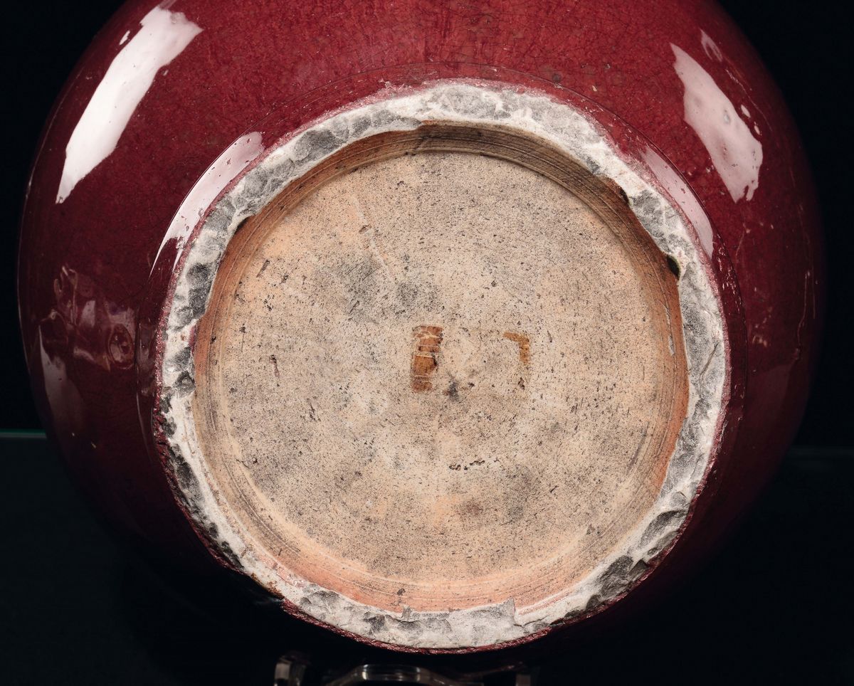 Vaso in Porcellana Monocroma Sangue di Bue con Anse a Mascheroni, Cina, Dinastia Qing, Inizio XIX...