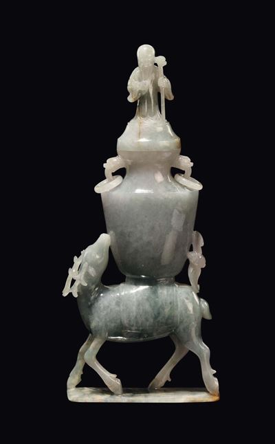 Gruppo in Giadeite con Anfora Biansata Sorretta da Cervo, Cina, Dinastia Qing, XIX Secolo