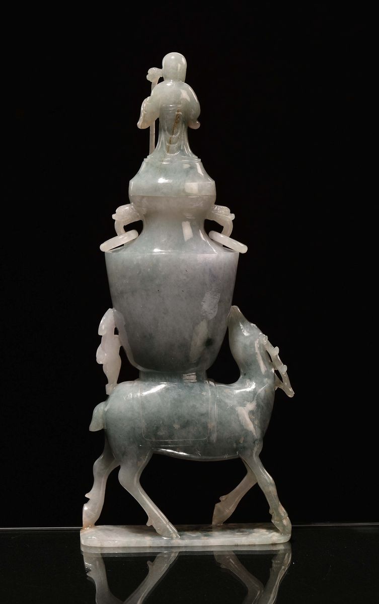 Gruppo in Giadeite con Anfora Biansata Sorretta da Cervo, Cina, Dinastia Qing, XIX Secolo