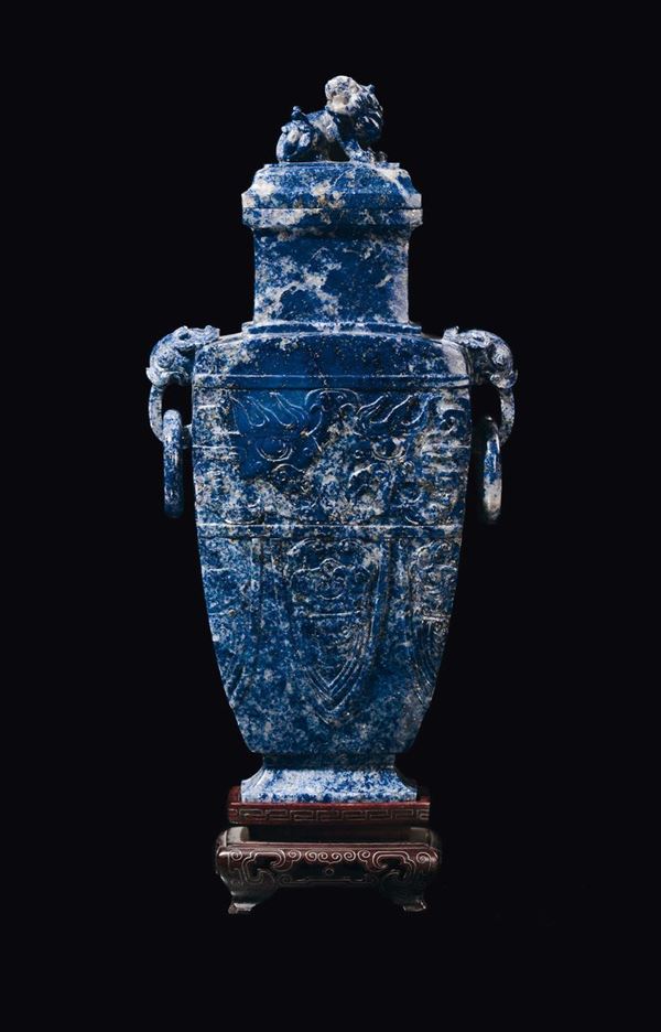 Vaso biansato con coperchio in lapislazzulo con incisione geometrica in stile arcaico, Cina, Dinastia Qing, XIX secolo