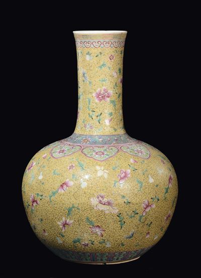 Bel Vaso in Porcellana Famiglia Rosa a Fondo Giallo con Decoro Floreale, Cina, Dinastia Qing, Epo...