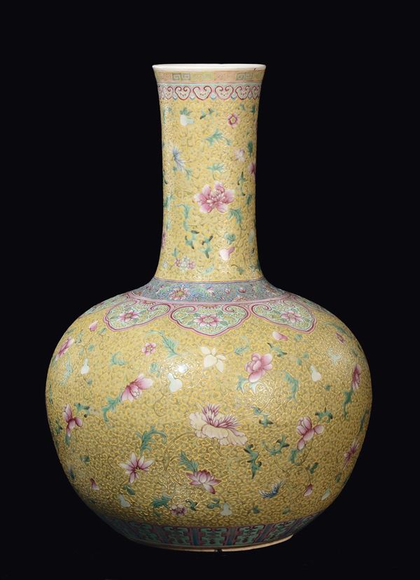 Bel vaso in porcellana Famiglia Rosa a fondo giallo con decoro floreale, Cina, Dinastia Qing, epoca Guangxu (1875-1908)