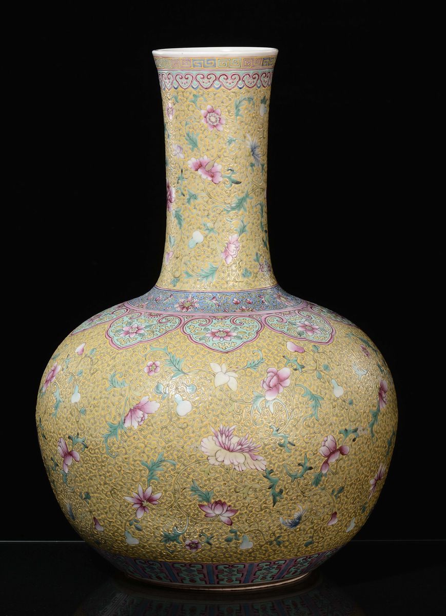 Bel Vaso in Porcellana Famiglia Rosa a Fondo Giallo con Decoro Floreale, Cina, Dinastia Qing, Epo...