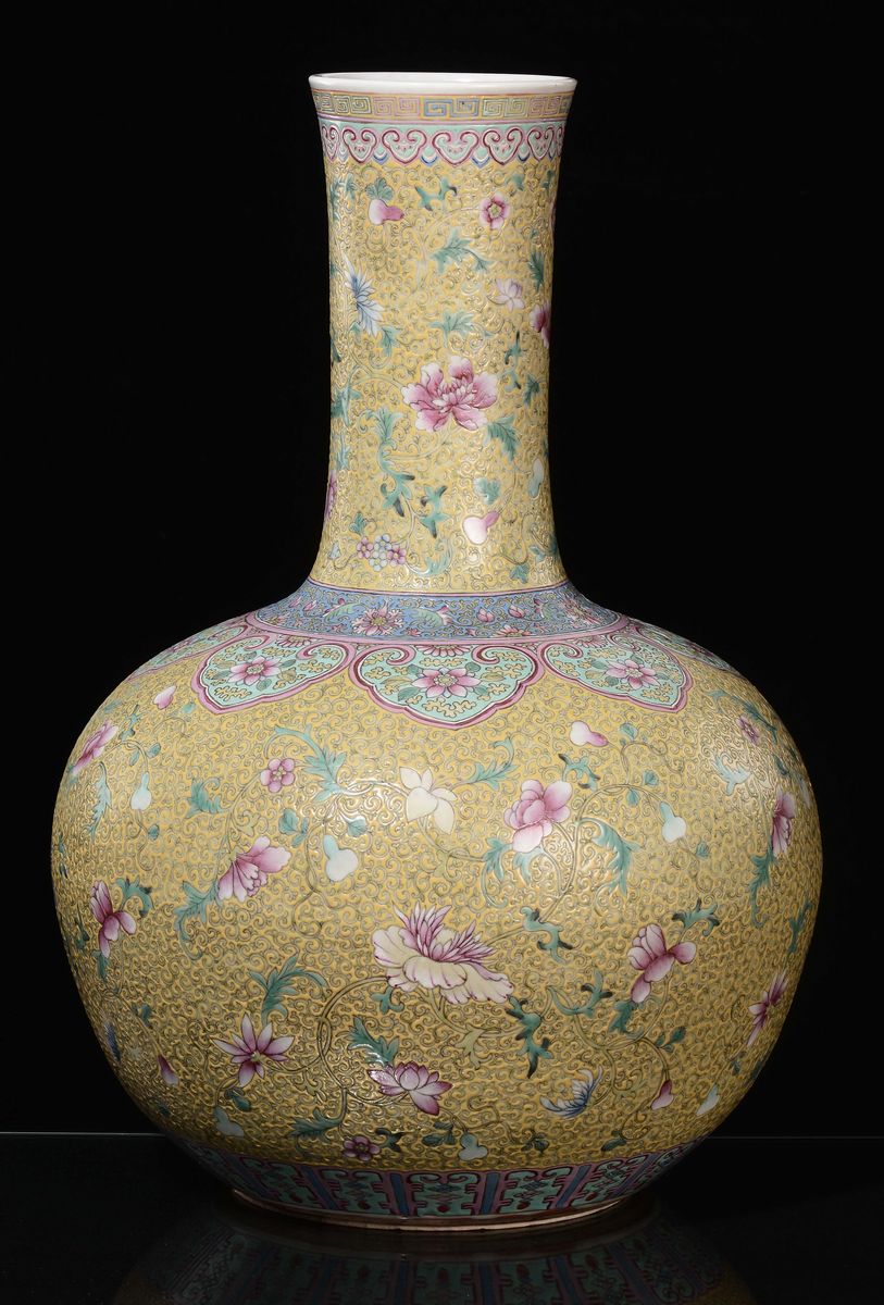 Bel Vaso in Porcellana Famiglia Rosa a Fondo Giallo con Decoro Floreale, Cina, Dinastia Qing, Epo...