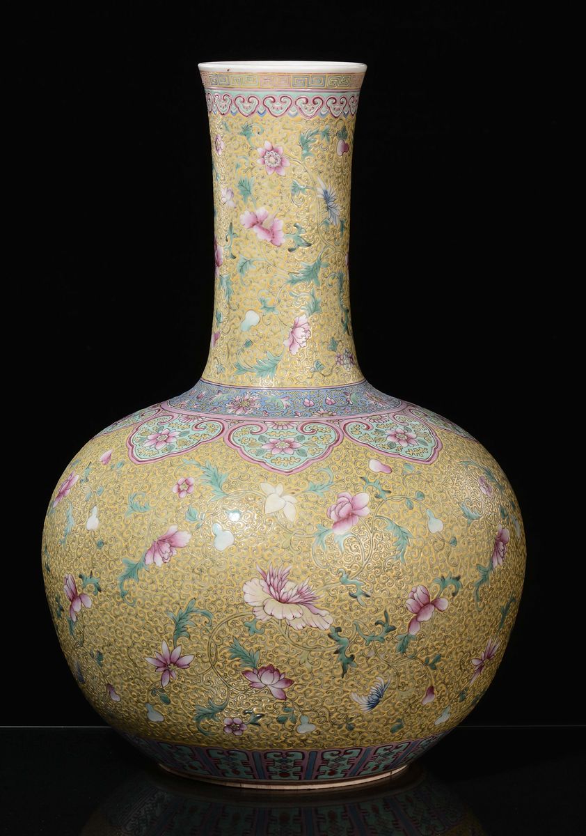 Bel Vaso in Porcellana Famiglia Rosa a Fondo Giallo con Decoro Floreale, Cina, Dinastia Qing, Epo...