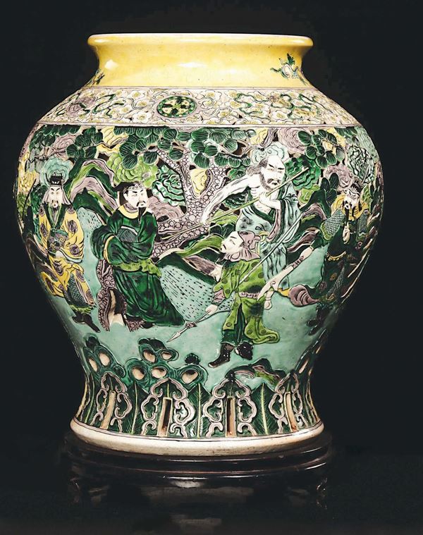 Vaso in porcellana Famiglia Verde a fondo giallo e verde con paesaggio e personaggi a rilievo, Cina, Dinastia Qing, XIX secolo