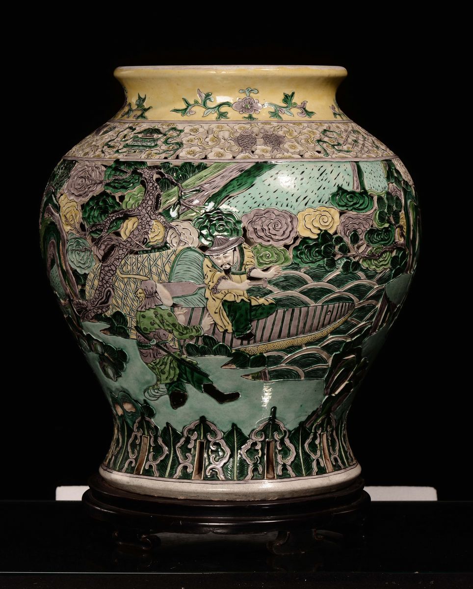 Vaso in Porcellana Famiglia Verde a Fondo Giallo e Verde con Paesaggio e Personaggi a Rilievo, Ci...