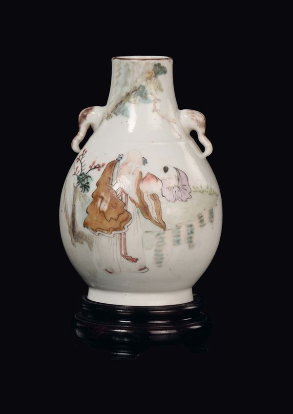 Vasetto in porcellana Famiglia Rosa con raffigurazione di saggio e anse a guisa di teste di elefanti, Cina, Repubblica, XX secolo