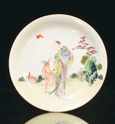 Piattino in Porcellana Policroma Raffigurante Guanyin con Cervo, Cina, Dinastia Qing, XIX Secolo