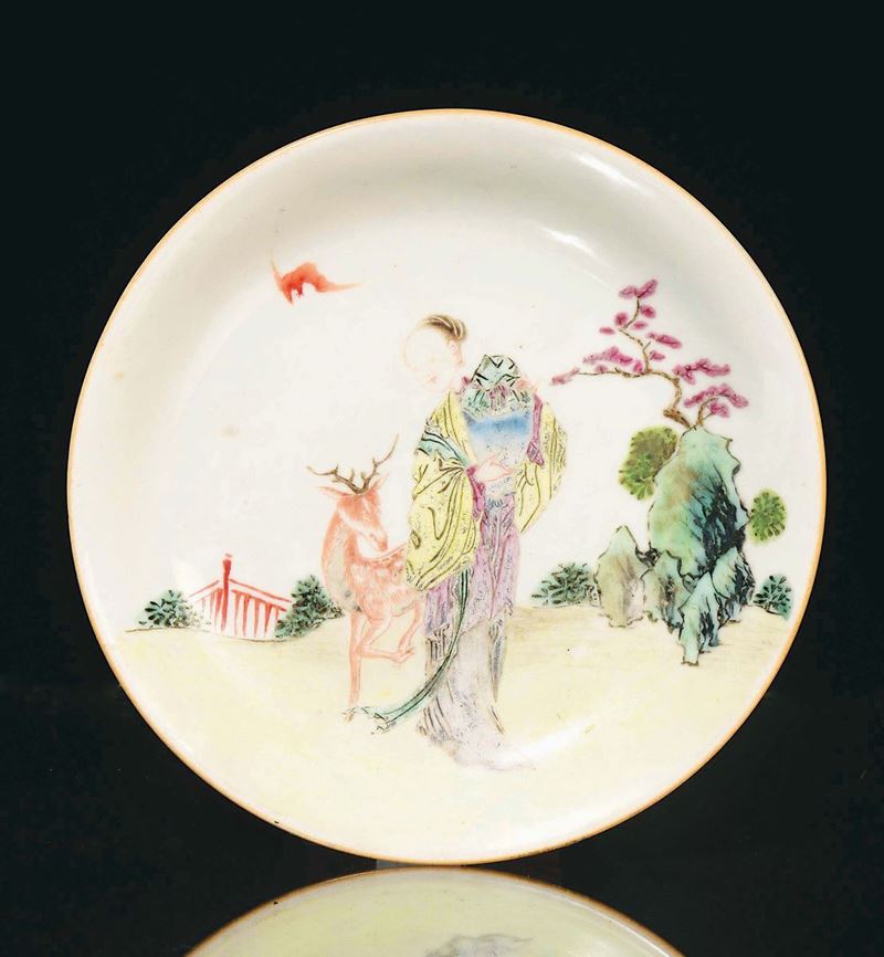 A small polychrome porcelain “Guanyin with deer” dish, China, Qing Dynasty, 19th century  - Auction Chinese Works of Art - Cambi Casa d'Aste