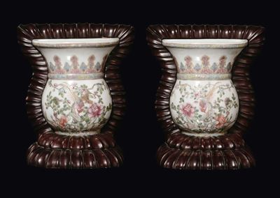 Coppia di Vasetti da Muro in Porcellana Famiglia Rosa Raffiguranti Uccelli e Fiori con Base in Le...