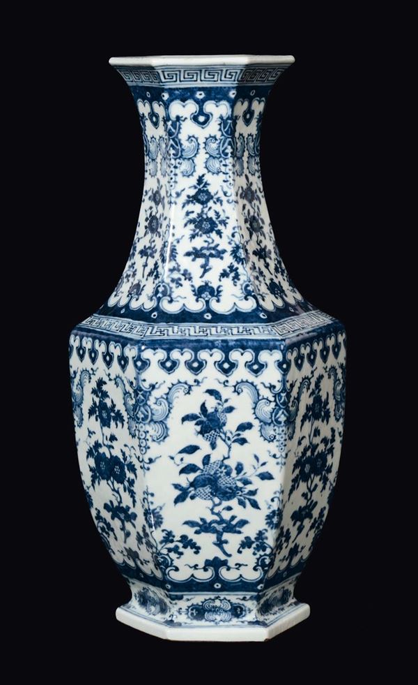 A large vase with an hexagonal base in blue and white porcelain with naturalistic subject, China, Qing Dynasty, 19th century
