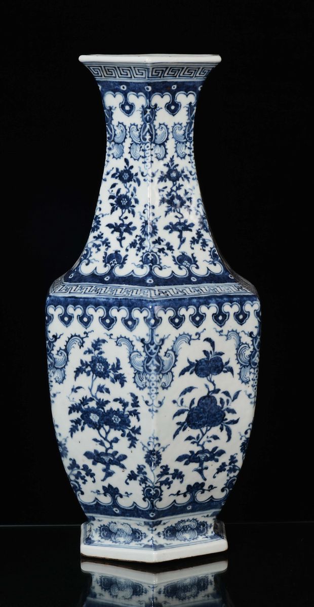 Grande Vaso a Base Esagonale in Porcellana Bianca e Blu a Soggetto Naturalistico, Cina, Dinastia ...