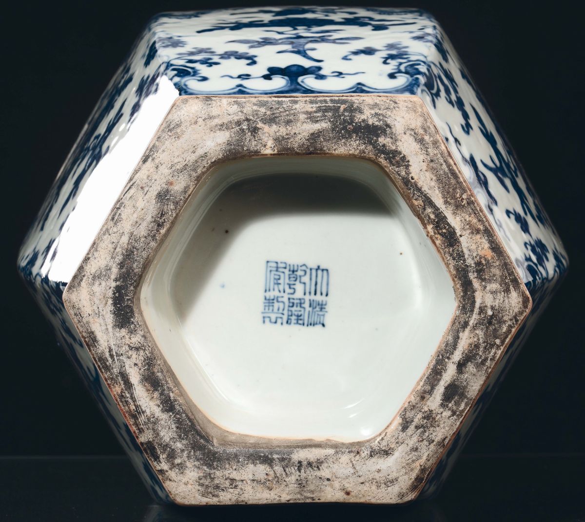 Grande Vaso a Base Esagonale in Porcellana Bianca e Blu a Soggetto Naturalistico, Cina, Dinastia ...