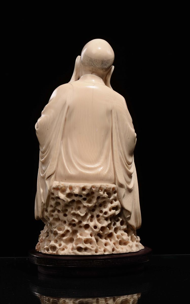 Luohan in Avorio con Cagnolino, Scuola di Pechino, Cina, Dinastia Qing, Fine XIX Secolo
