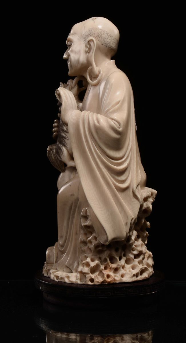 Luohan in Avorio con Cagnolino, Scuola di Pechino, Cina, Dinastia Qing, Fine XIX Secolo