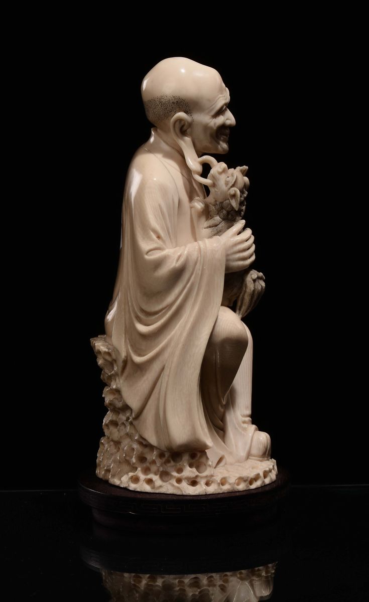Luohan in Avorio con Cagnolino, Scuola di Pechino, Cina, Dinastia Qing, Fine XIX Secolo