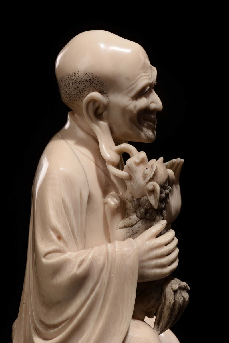 Luohan in Avorio con Cagnolino, Scuola di Pechino, Cina, Dinastia Qing, Fine XIX Secolo