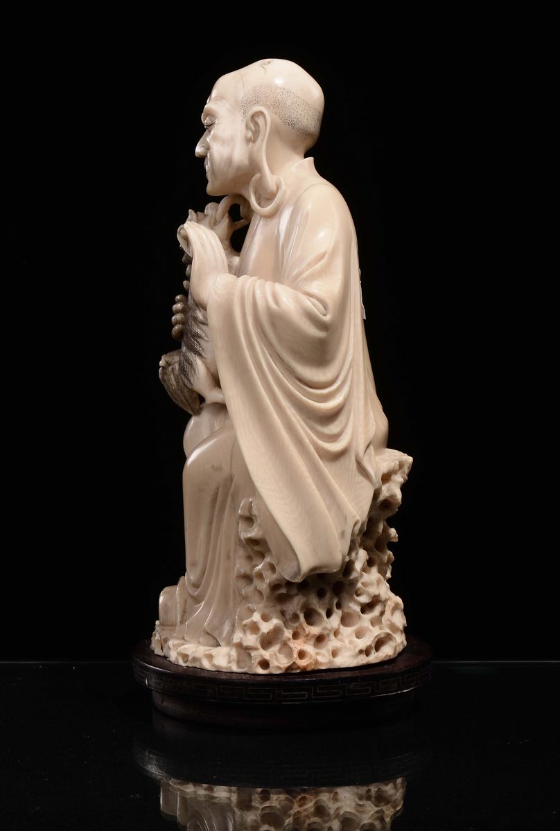 Luohan in Avorio con Cagnolino, Scuola di Pechino, Cina, Dinastia Qing, Fine XIX Secolo