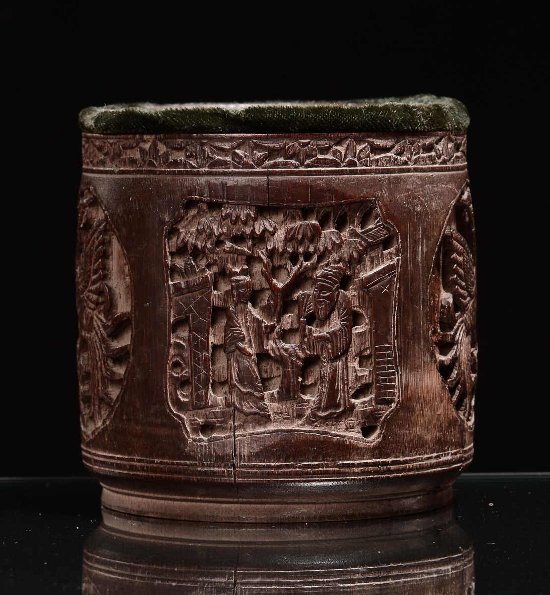 Portapennelli in Bamboo con Incisi Personaggi ed Animali, Cina, Dinastia Qing, XIX Secolo