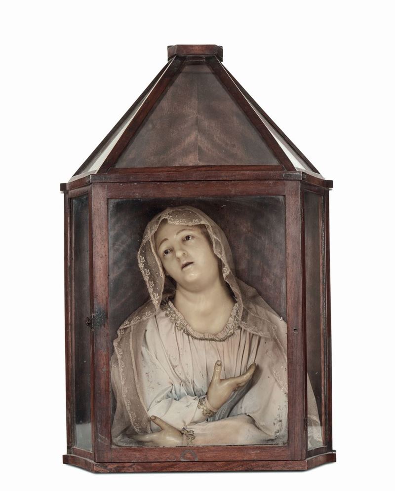 Busto di figura femminile in cera entro teca, XVIII-XIX secolo  - Asta Antiquariato, Affidamenti da raffinate dimore private - Cambi Casa d'Aste
